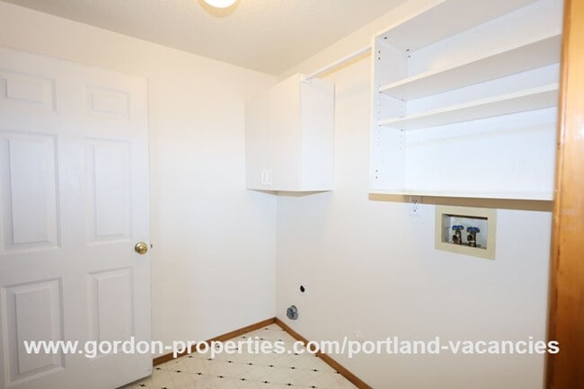 Building Photo - SE Schiller St - ranch style 3 bedroom home