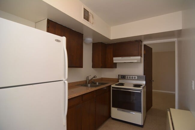 Building Photo - Charming 1 Bedroom 1 Bath Duplex! Great Ce...