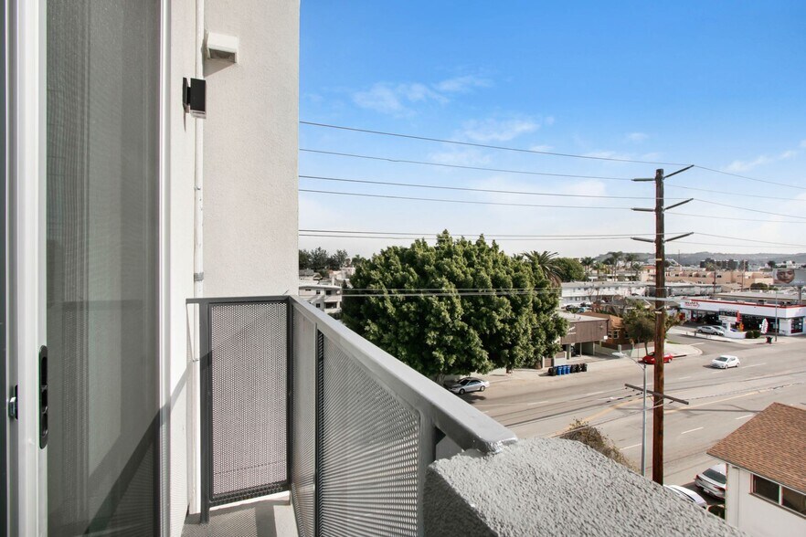 Building Photo - 3355 Overland Ave
