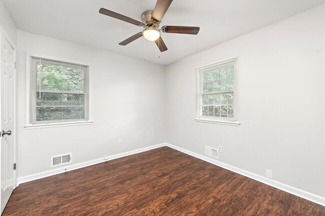 Building Photo - Beautifully Updated 1/2 Duplex in Prime Kansas City Location!