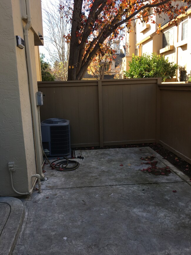 Private patio or personal garden space - 1908 Huxley Ct