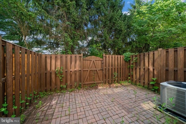 Building Photo - 18613 Village Fountain Dr