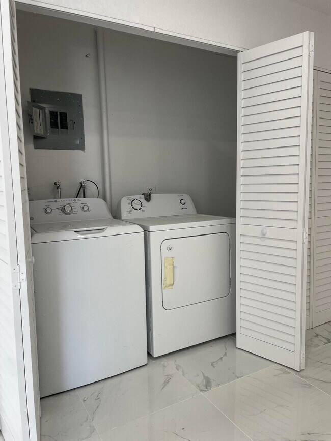 Building Photo - 8131 SW 6th St