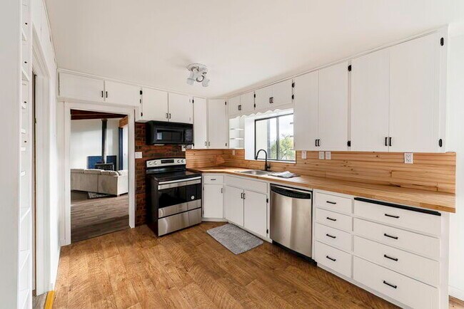 Building Photo - BEAUTIFUL CABIN STYLE HOME ACROSS FROM SILVER LAKE