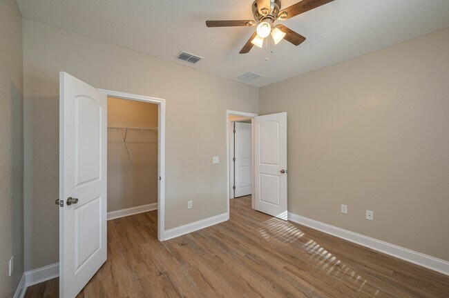 Building Photo - 1091 Oak Hammock
