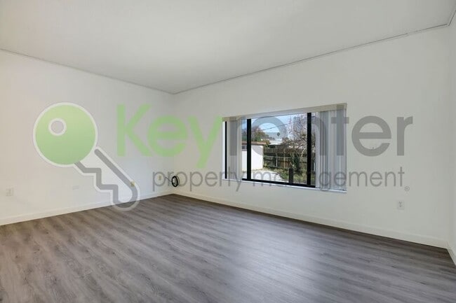 Building Photo - 809 N Hobson Ave