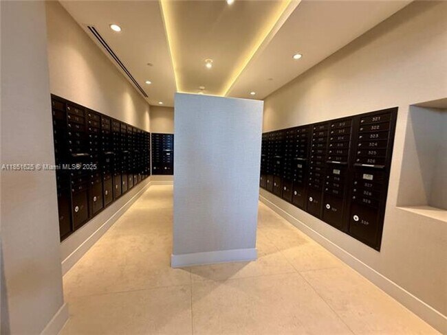 Building Photo - 700 NE 24th St