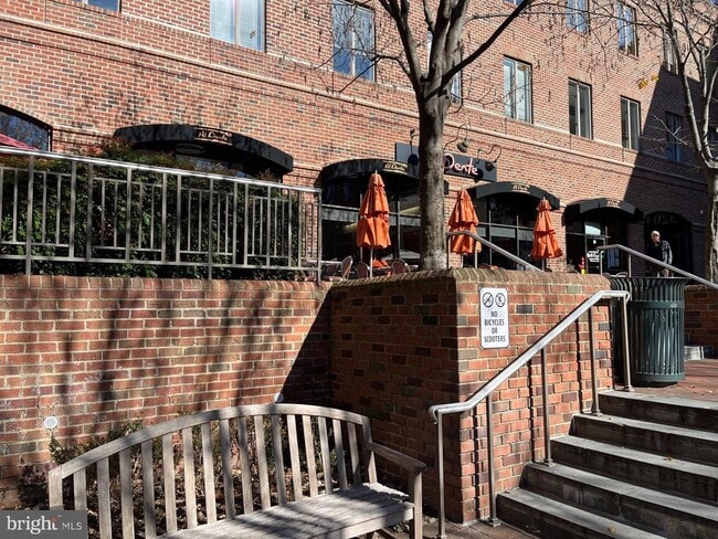 Building Photo - 3291 Sutton Pl NW