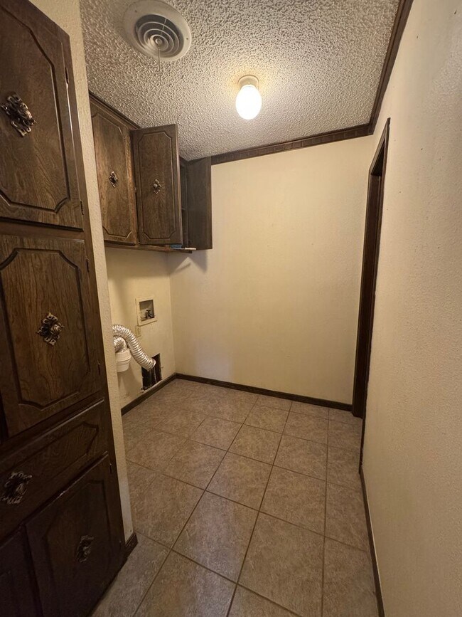 Building Photo - Great Duplex in Medical District 2 Bedroom 1 Bath Washer and Dryer Hook Ups