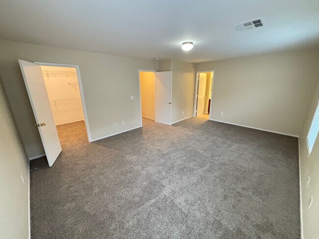 Building Photo - Beautiful 3 bedroom / 2.5 bath home!
