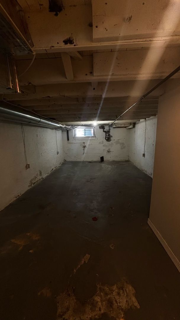 Building Photo - 2 Bedroom 1 bathroom with central air town...
