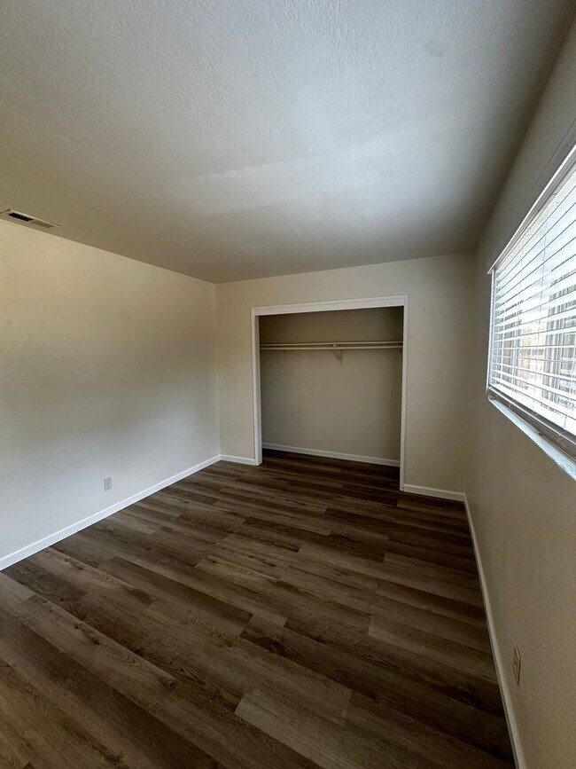 Building Photo - 5620 Brush Creek Dr