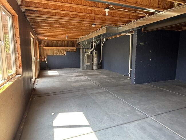 Building Photo - 3 bed, 2 1/2 bath single family home avail...