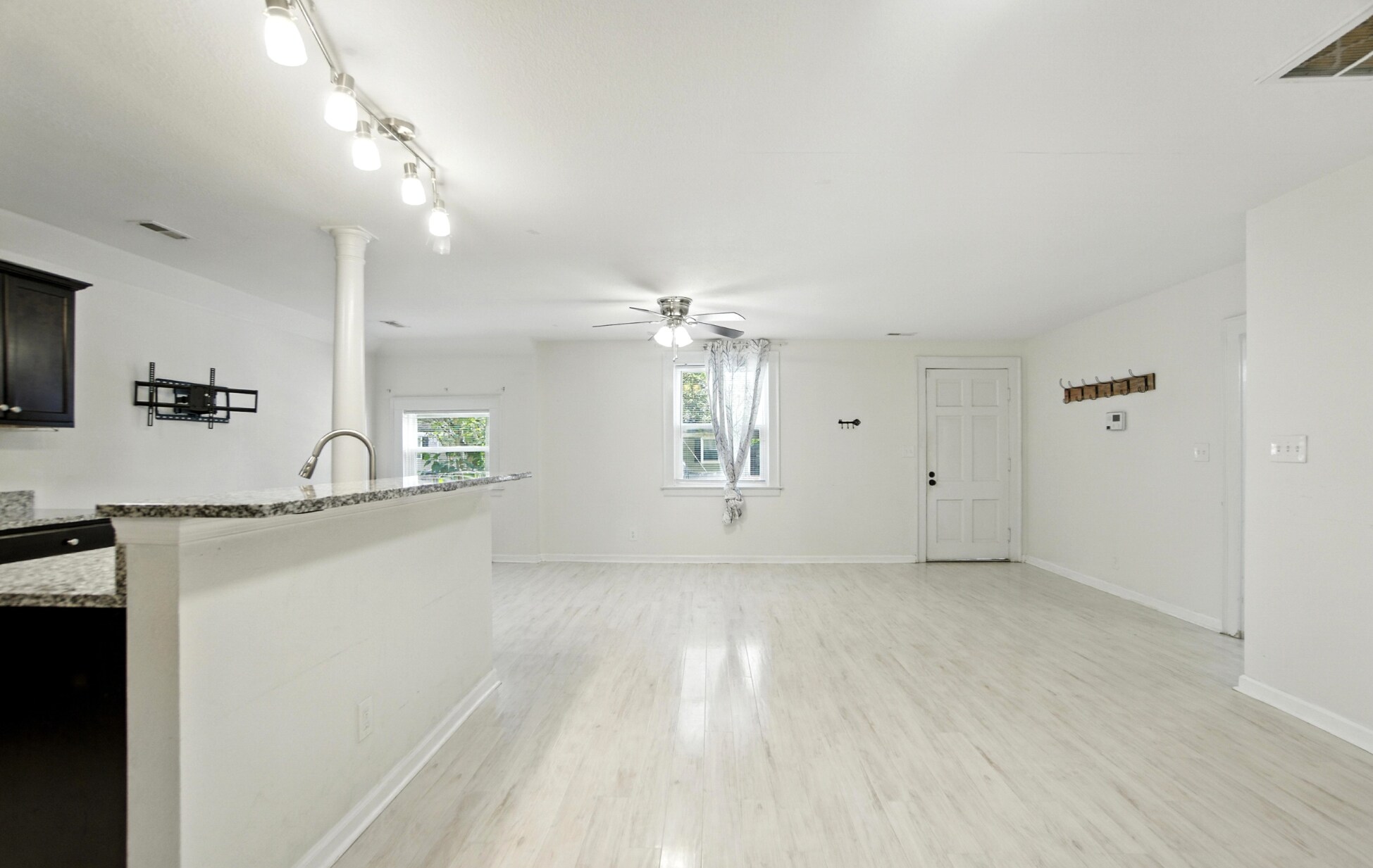 Building Photo - 2605 Bapaume Ave