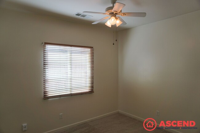 Building Photo - Charming Home in North Bakersfield!