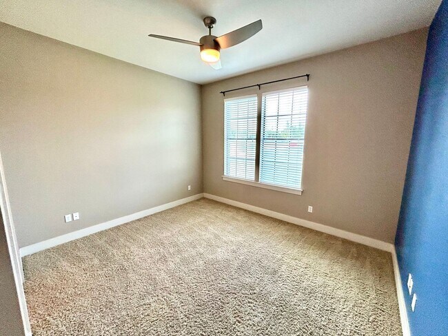 Building Photo - 2 Bedroom Condo In A Very Desirable Gated ...