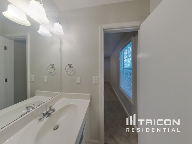 Building Photo - 1025 Brenton Dr NW