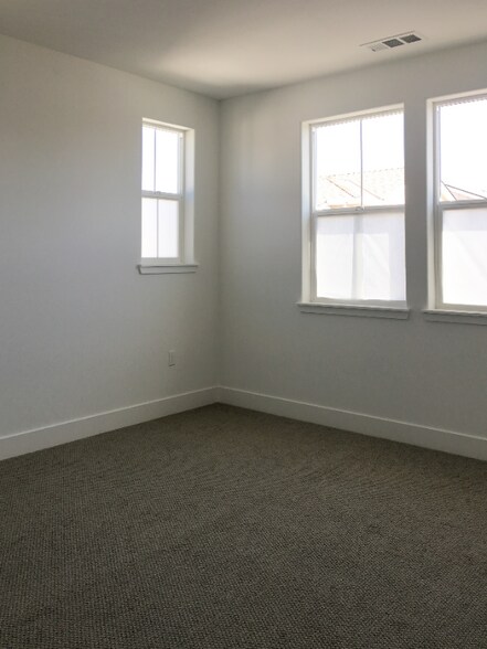 Building Photo - 3001 Shorebird Pl