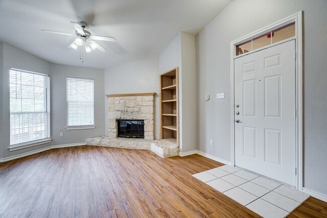 Building Photo - 1 Bedroom, 1 Bath Available Now!