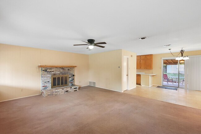Building Photo - Charming 2-Bed Retreat Near Landa Park & t...