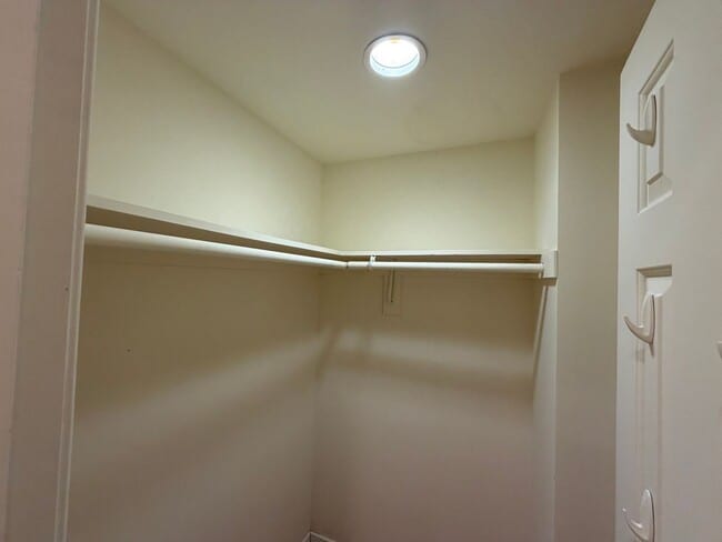 Building Photo - 1250 Clifden Green