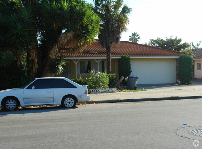 Building Photo - 691 Iris Ave