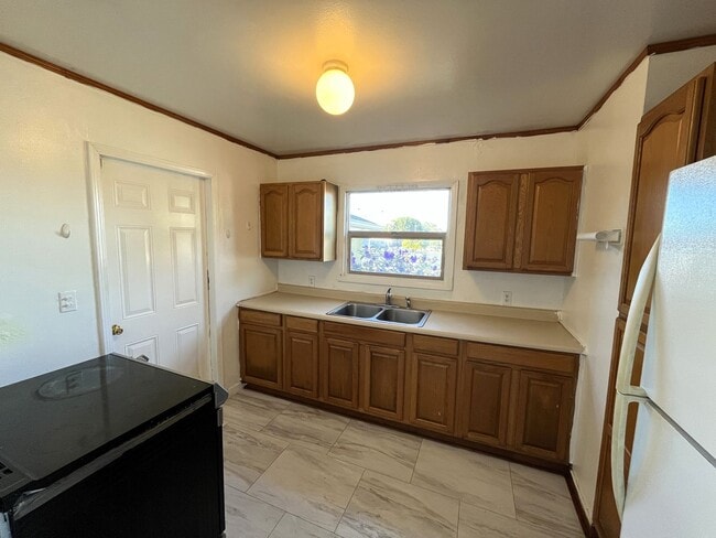 Building Photo - 905 W Harris St