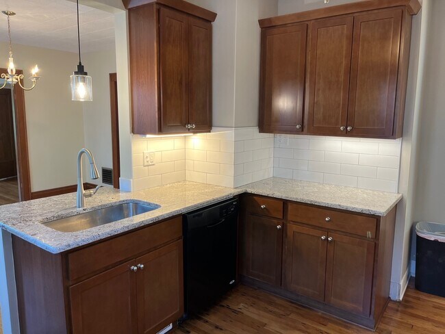 Building Photo - 258 Buckingham Ave