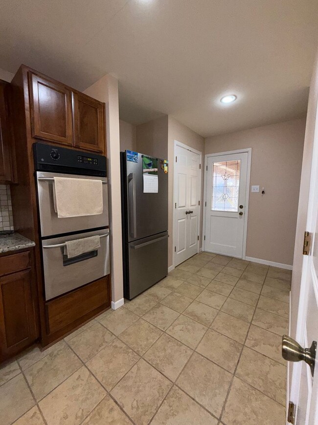 Building Photo - Spacious 3 Bedroom 2 Bath home AVAILABLE NOW!