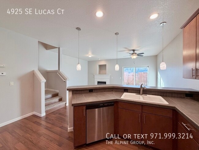 Building Photo - 4925 SE Lucas Ct