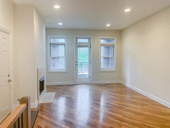 Primary Photo - 2334 N Greenview Ave