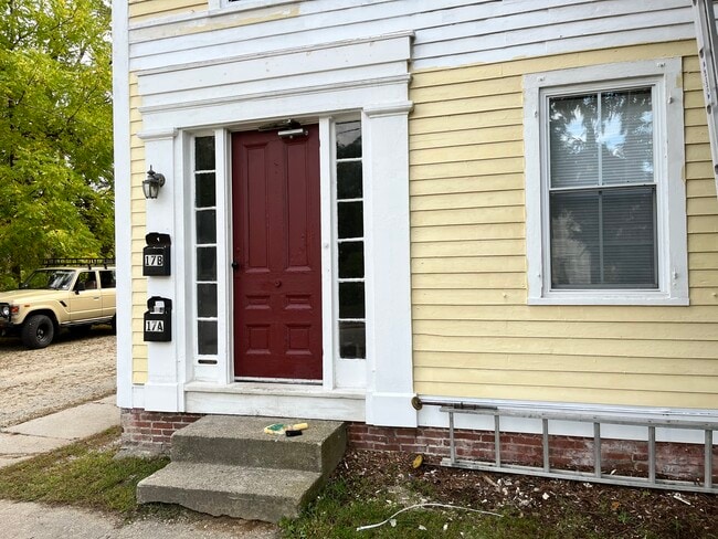 Building Photo - 17 Parker St