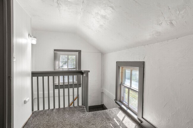 Building Photo - 1400 Knapp St