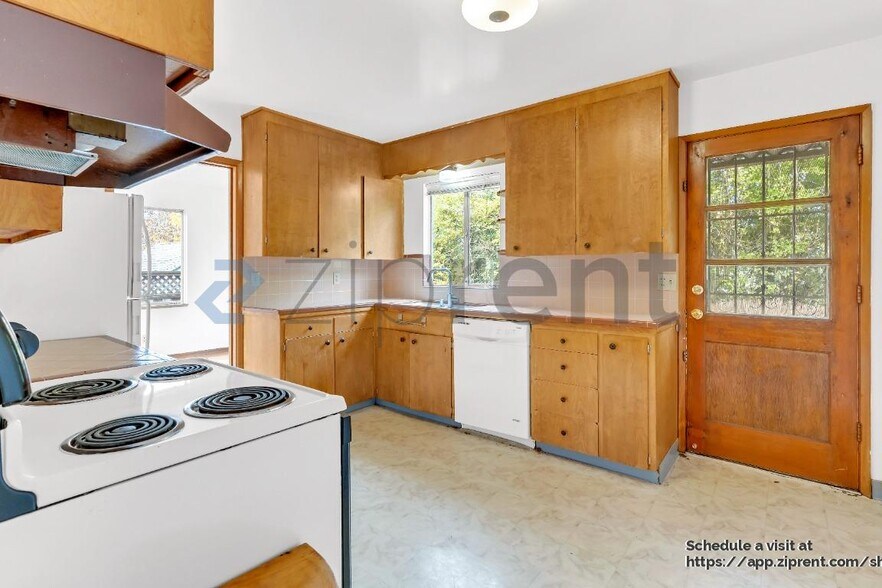 Building Photo - 6115 NE Clackamas St