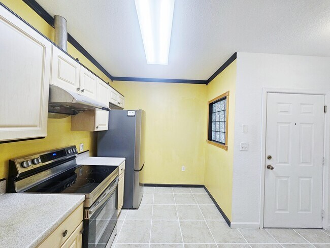 Building Photo - 1157 Golden Lakes Blvd