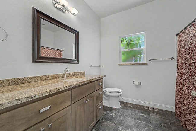 Building Photo - 3 bedroom 2 Bath Home MUST SEE