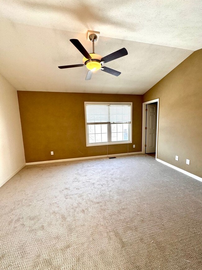 Building Photo - End Unit Townhome for Rent in Taylor Springs