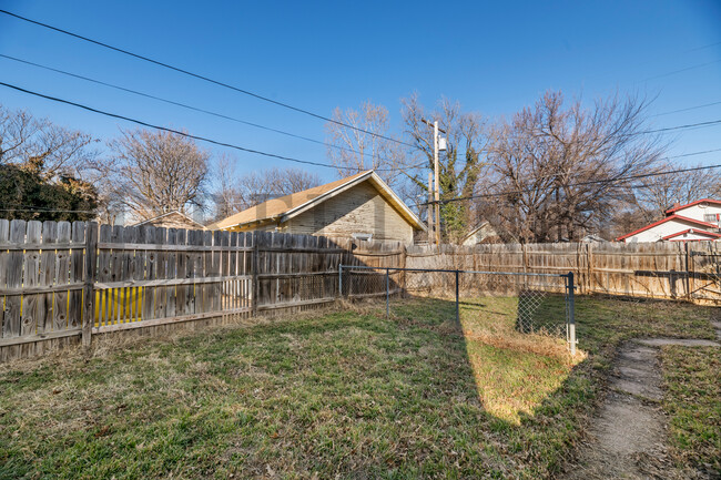 Building Photo - 350 S Poplar St