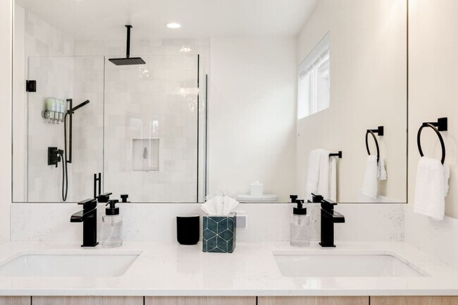 Building Photo - 823 NE 70th St