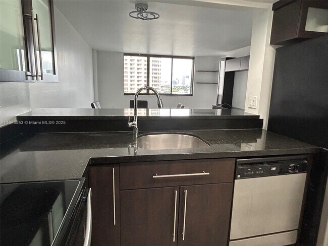 Building Photo - 540 Brickell Key Dr