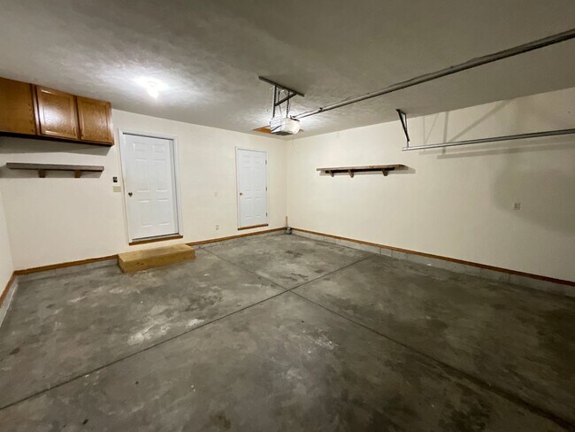 Building Photo - Beautiful Home on Private Setting