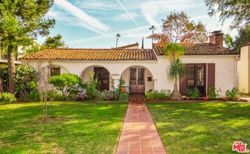 Building Photo - 2814 Fleur Dr