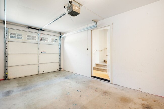 Building Photo - Bright and Spacious 3 bedroom townhouse in...