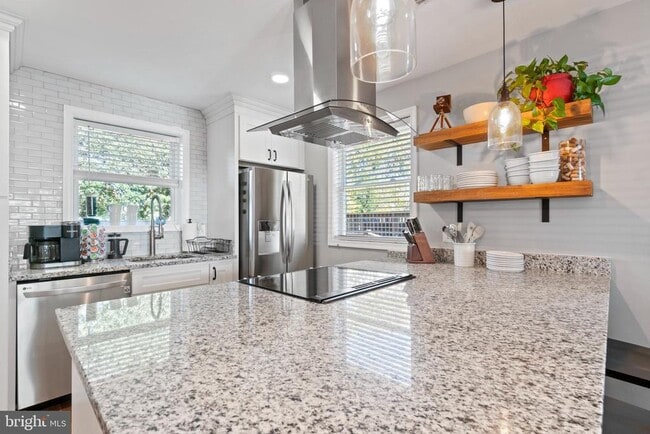 Building Photo - 110 E Rosemont Ave