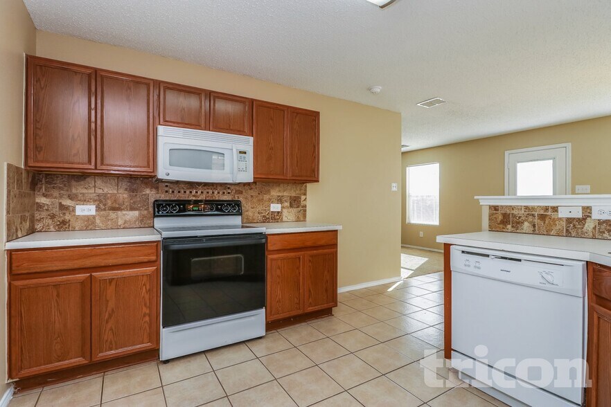 Building Photo - 4865 Waterford Dr
