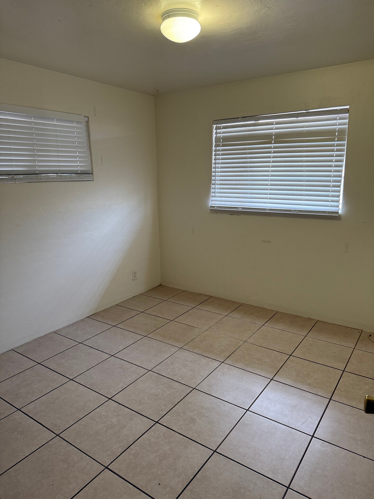 Building Photo - 223 E 2nd St