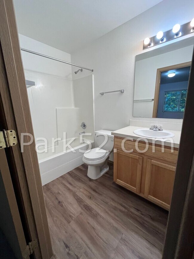 Building Photo - 2 Bedroom 2 Bathroom Upper Level Unit in Bonney Lake