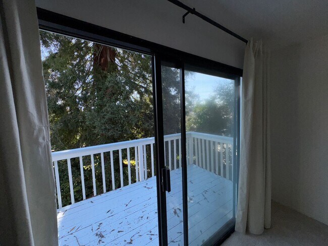 Building Photo - Walking distance to beaches, restaurants, 3 bedroom, 2 bathroom, upstairs level of home