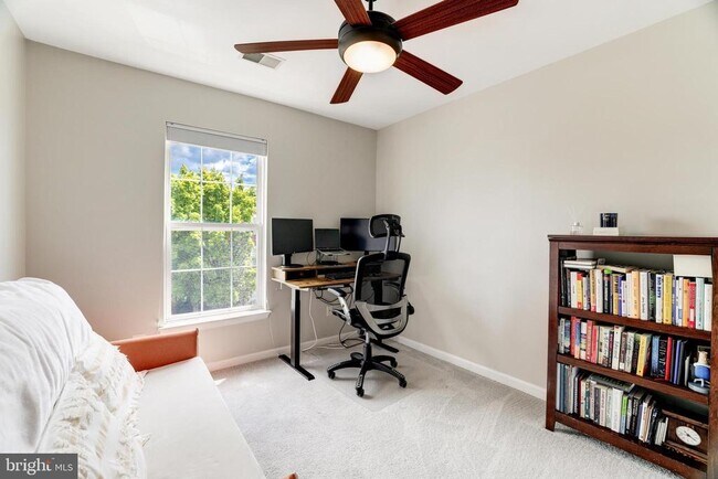 Building Photo - 2520 Banshire Dr