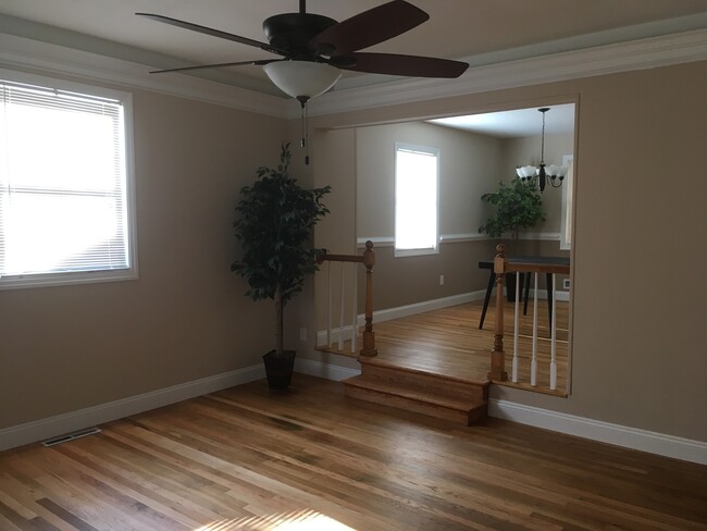 Building Photo - $1,950 / 3br - 1600ft2 - Recently Renovate...
